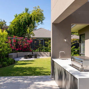 Geometrischer, Kleiner Moderner Garten im Sommer, hinter dem Haus mit Kamin, direkter Sonneneinstrahlung und Natursteinplatten in Perth