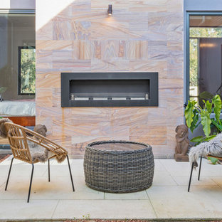 Halbschattiges Garten im Innenhof im Winter mit Kamin und Natursteinplatten in Perth