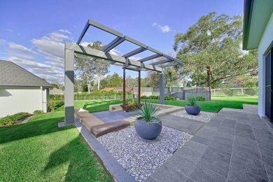 シドニーにあるラグジュアリーな巨大なカントリー風のおしゃれな裏庭の写真