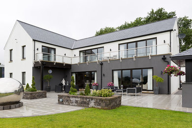 Moderner Garten hinter dem Haus mit direkter Sonneneinstrahlung und Betonboden in Belfast