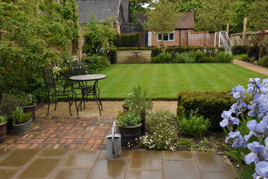 Medium sized contemporary back garden in Oxfordshire.