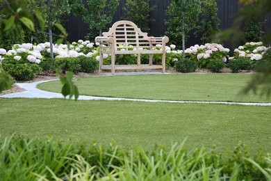 Идея дизайна: солнечный регулярный сад среднего размера на переднем дворе в современном стиле с хорошей освещенностью и покрытием из каменной брусчатки