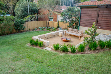 Foto de jardín contemporáneo extra grande en patio trasero con brasero, exposición total al sol y adoquines de piedra natural