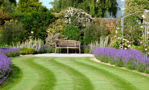 Traditional Garden by Roger Webster Garden Design
