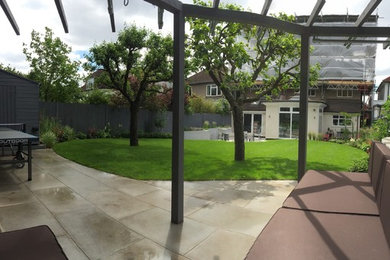 Mittelgroßer Moderner Garten hinter dem Haus in London