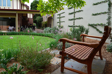 Стильный дизайн: регулярный сад среднего размера на заднем дворе в восточном стиле с покрытием из каменной брусчатки - последний тренд