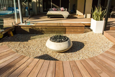 Источник вдохновения для домашнего уюта: регулярный сад на заднем дворе в современном стиле с местом для костра, полуденной тенью и покрытием из гравия