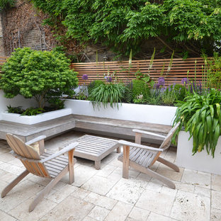 Foto de jardín contemporáneo, pequeño, en verano, en patio trasero, con exposición total al sol, adoquines de piedra natural y jardín de macetas
