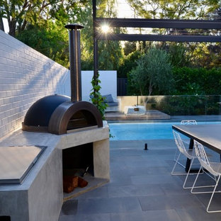 Mittelgroße, Halbschattige Moderne Gartenkamin hinter dem Haus, im Herbst mit Natursteinplatten in Perth
