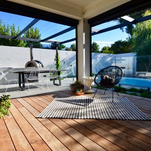 Mittelgroßer, Halbschattiger Moderner Garten im Herbst, hinter dem Haus mit Dielen und Kamin in Perth