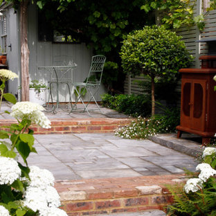 Geometrische, Kleine, Halbschattige Eklektische Gartenkamin im Sommer, hinter dem Haus mit Natursteinplatten in Kent