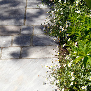 Geometrische, Kleine, Halbschattige Stilmix Gartenkamin im Sommer, hinter dem Haus mit Natursteinplatten in Kent