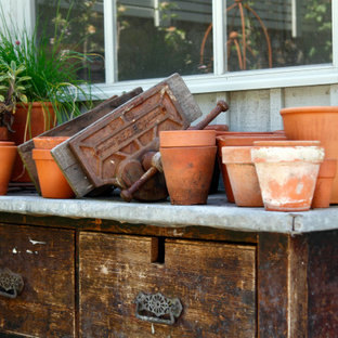 Geometrische, Kleine, Halbschattige Eklektische Gartenkamin im Sommer, hinter dem Haus mit Natursteinplatten in Kent