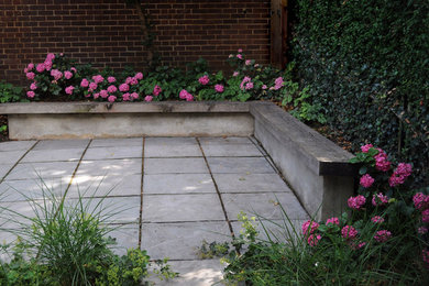 Diseño de jardín contemporáneo pequeño en patio trasero con exposición reducida al sol, adoquines de piedra natural y muro de contención