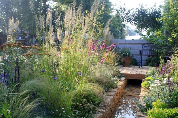 Contemporary Garden by Peter Reader Landscapes