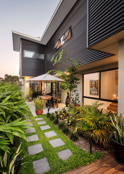Contemporary Garden by Swell Homes