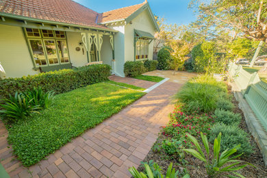 シドニーにあるお手頃価格の巨大なコンテンポラリースタイルのおしゃれな庭 (ゼリスケープ、日向、レンガ敷き) の写真