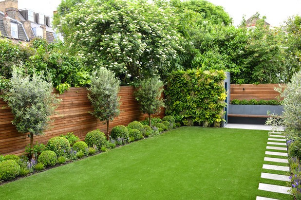 Contemporary Garden by Tom Howard Garden Design and Landscaping