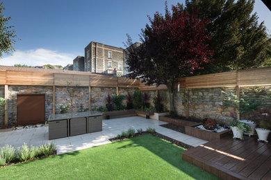На фото: весенний регулярный сад среднего размера на заднем дворе в современном стиле с полуденной тенью и мощением тротуарной плиткой с