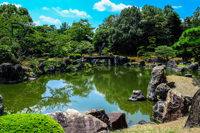 メルボルンにある低価格の巨大な、夏のアジアンスタイルのおしゃれな庭 (池、日向、砂利舗装) の写真