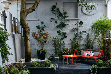 ロンドンにあるお手頃価格の中くらいな、春のトラディショナルスタイルのおしゃれな裏庭の写真