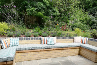 ドーセットにある低価格のコンテンポラリースタイルのおしゃれな庭の写真