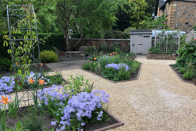 グラスゴーにあるお手頃価格の中くらいなトラディショナルスタイルのおしゃれな前庭 (半日向、天然石敷き、庭への小道) の写真