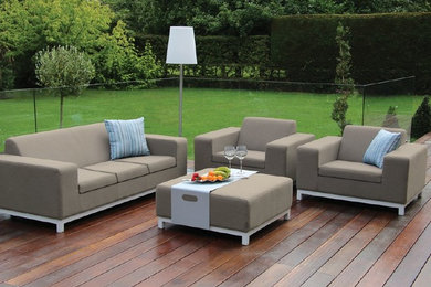 Design ideas for a large contemporary full sun garden for summer in Kent with decking.