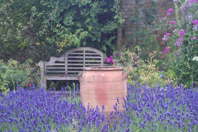ドーセットにある広い、夏のトラディショナルスタイルのおしゃれな庭 (日向) の写真