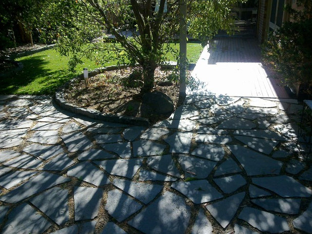 Traditional Landscape by Andrew Lynch Landscaping