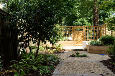 Modelo de jardín clásico pequeño en patio trasero con exposición parcial al sol y adoquines de piedra natural