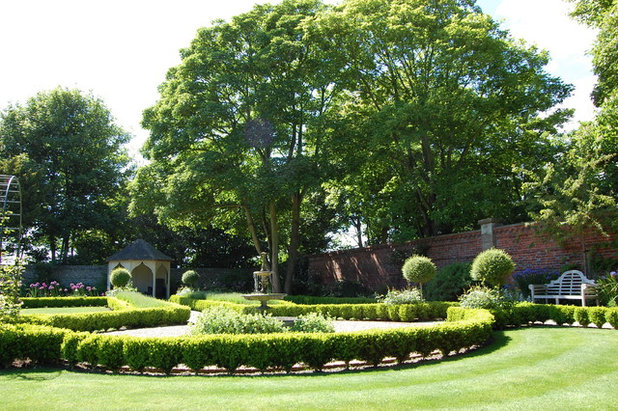 Traditional Garden by Lizzie Tulip Garden Design