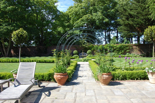 Klassisch Garten by Lizzie Tulip Garden Design
