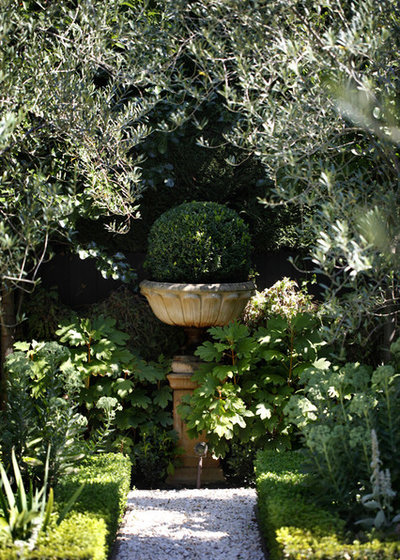 Traditional Garden by Ian Barker Gardens