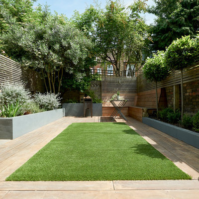 Design ideas for a contemporary partial sun backyard gravel landscaping in London.