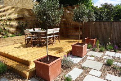 Photo of a small mediterranean back full sun garden for summer in London with gravel.