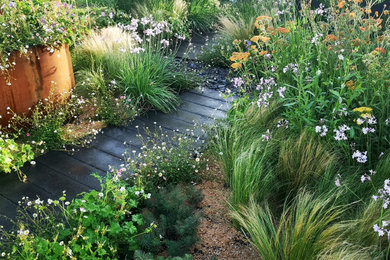 ロンドンにある高級な小さな、夏のラスティックスタイルのおしゃれな庭 (日向、デッキ材舗装) の写真