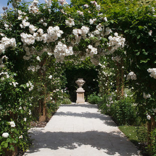 Ispirazione per un giardino formale classico esposto in pieno sole di medie dimensioni e in cortile in estate con pavimentazioni in pietra naturale