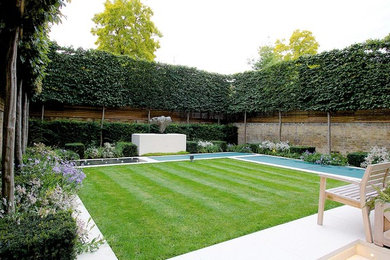 Idee per un giardino formale tradizionale esposto in pieno sole dietro casa con un ingresso o sentiero e pavimentazioni in pietra naturale