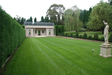 Imagen de jardín de secano campestre extra grande en patio trasero con adoquines de ladrillo