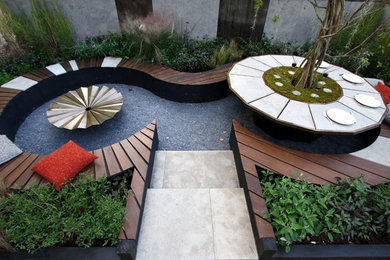Diseño de jardín asiático pequeño en primavera en patio con brasero y adoquines de piedra natural