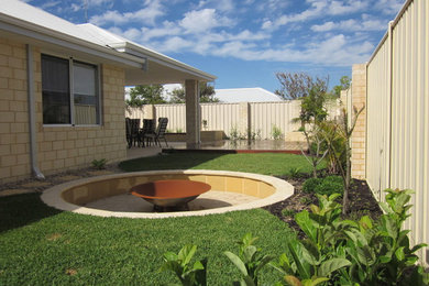 Modelo de jardín contemporáneo de tamaño medio en patio lateral con adoquines de piedra natural
