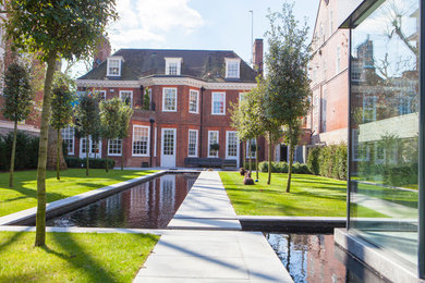 Großer, Halbschattiger Moderner Garten hinter dem Haus mit Wasserspiel in London