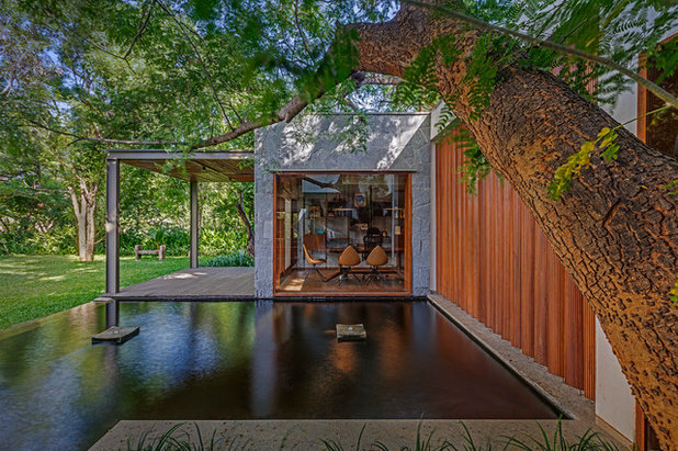 Contemporary Garden by Khosla Associates