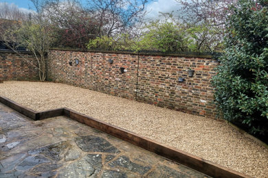 Medium sized traditional courtyard garden in Oxfordshire with gravel.
