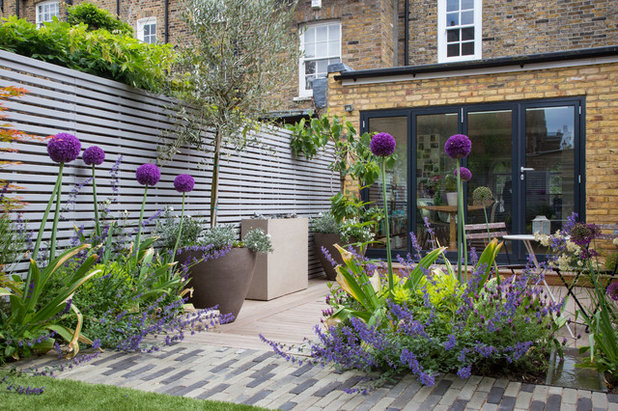 Contemporary Garden by The Association of Professional Landscapers