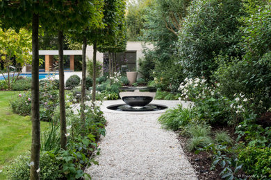 ロンドンにある広いコンテンポラリースタイルのおしゃれな庭の写真