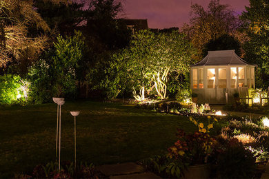 На фото: регулярный сад среднего размера на заднем дворе в современном стиле с садовой дорожкой или калиткой