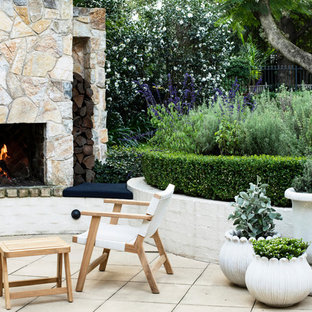 Geometrisches, Kleines Klassisches Garten im Innenhof im Winter mit Kamin, direkter Sonneneinstrahlung und Natursteinplatten in Sydney