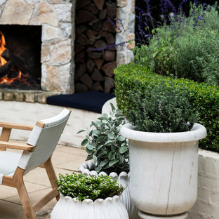 Geometrisches, Kleines Klassisches Garten im Innenhof im Winter mit Kamin, direkter Sonneneinstrahlung und Natursteinplatten in Sydney